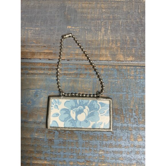 Vintage Double-Sided Floral & Starburst Metal Keychain With Ball Chain - Picture 2 of 3